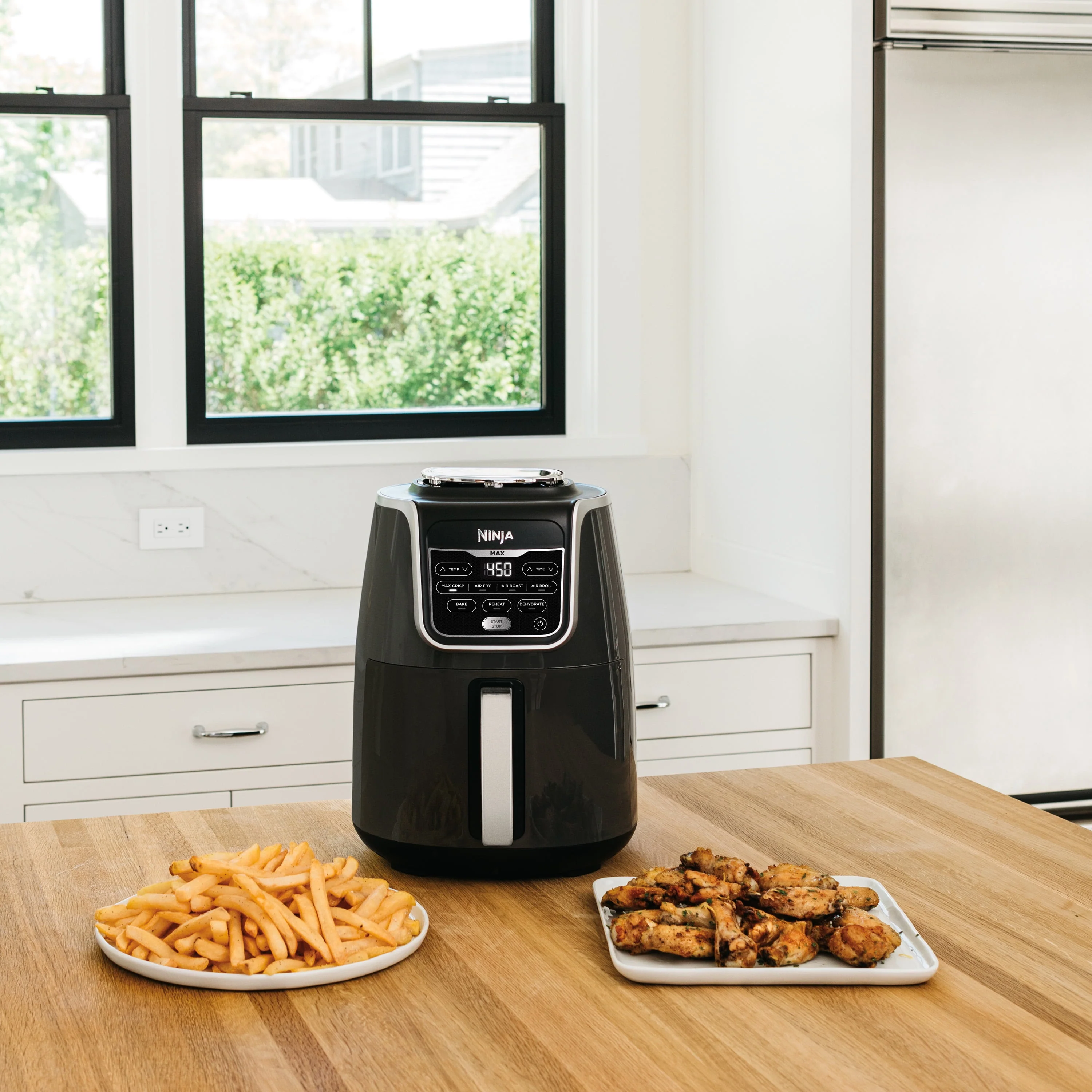 Ninja 5.5-Quart Air Fryer Max XL, AF161 in Black and Silver - Image 3